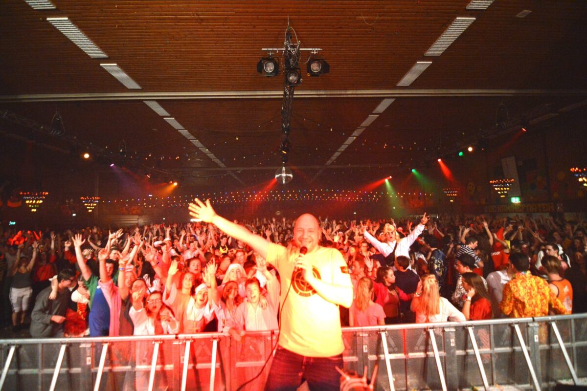 Grootste carnavals feest van Nederland in sporthal De schelft te Noordwijkerhout